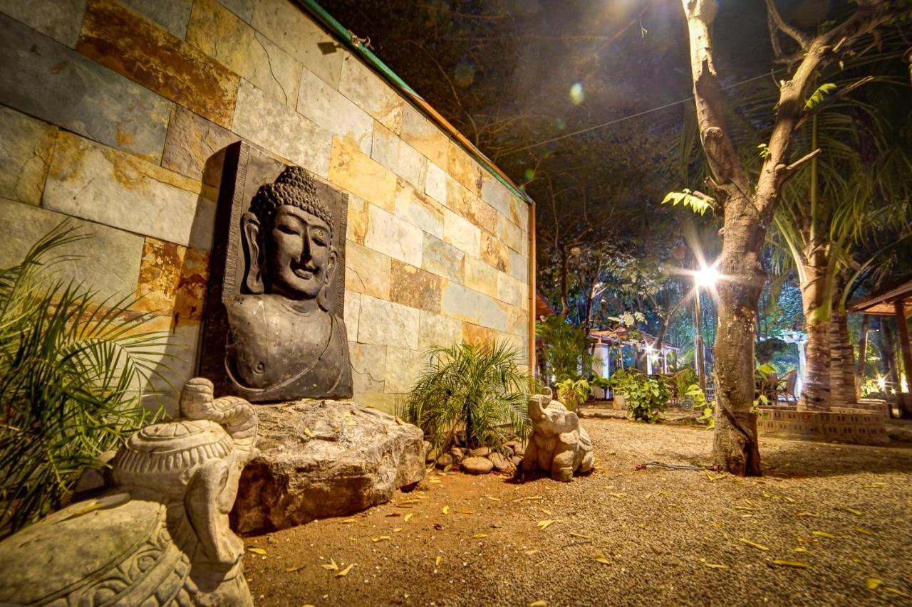 Brown Town Resort & Spa Hyderabad Eksteriør bilde