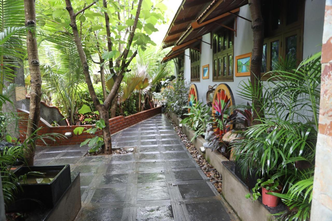 Brown Town Resort & Spa Hyderabad Eksteriør bilde