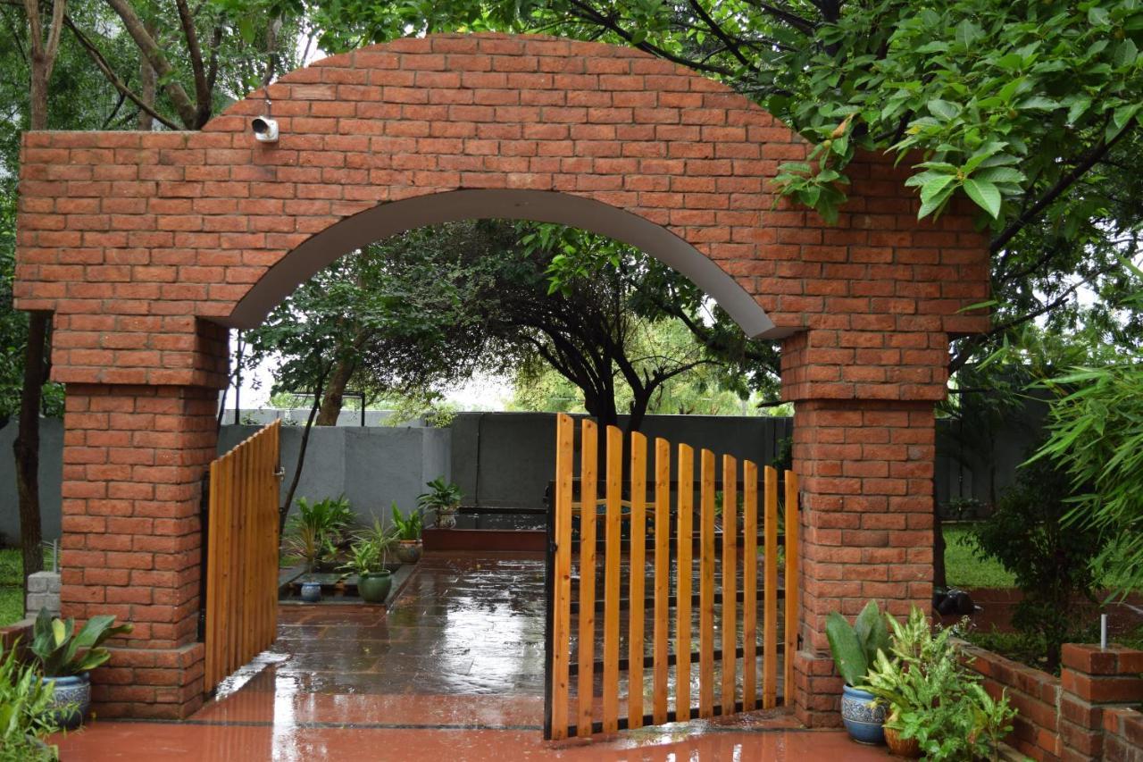 Brown Town Resort & Spa Hyderabad Eksteriør bilde