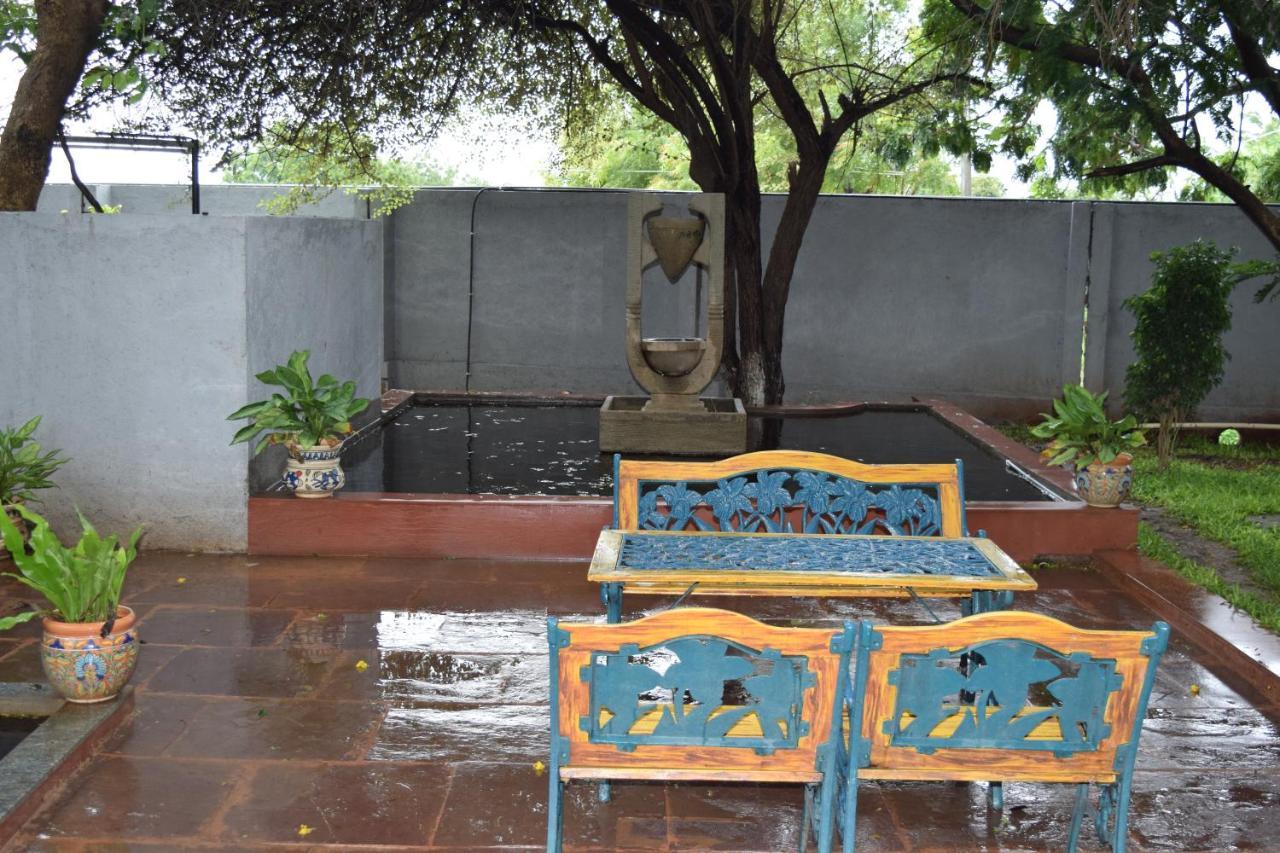 Brown Town Resort & Spa Hyderabad Eksteriør bilde